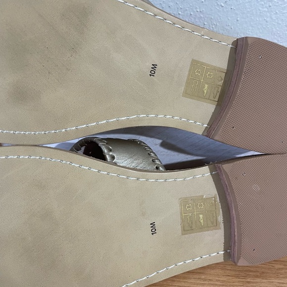 Jack Rogers Metallic Gold Thong Sandals Whipstitch Medallion Flat Size 10 Beachy - Picture 9 of 11